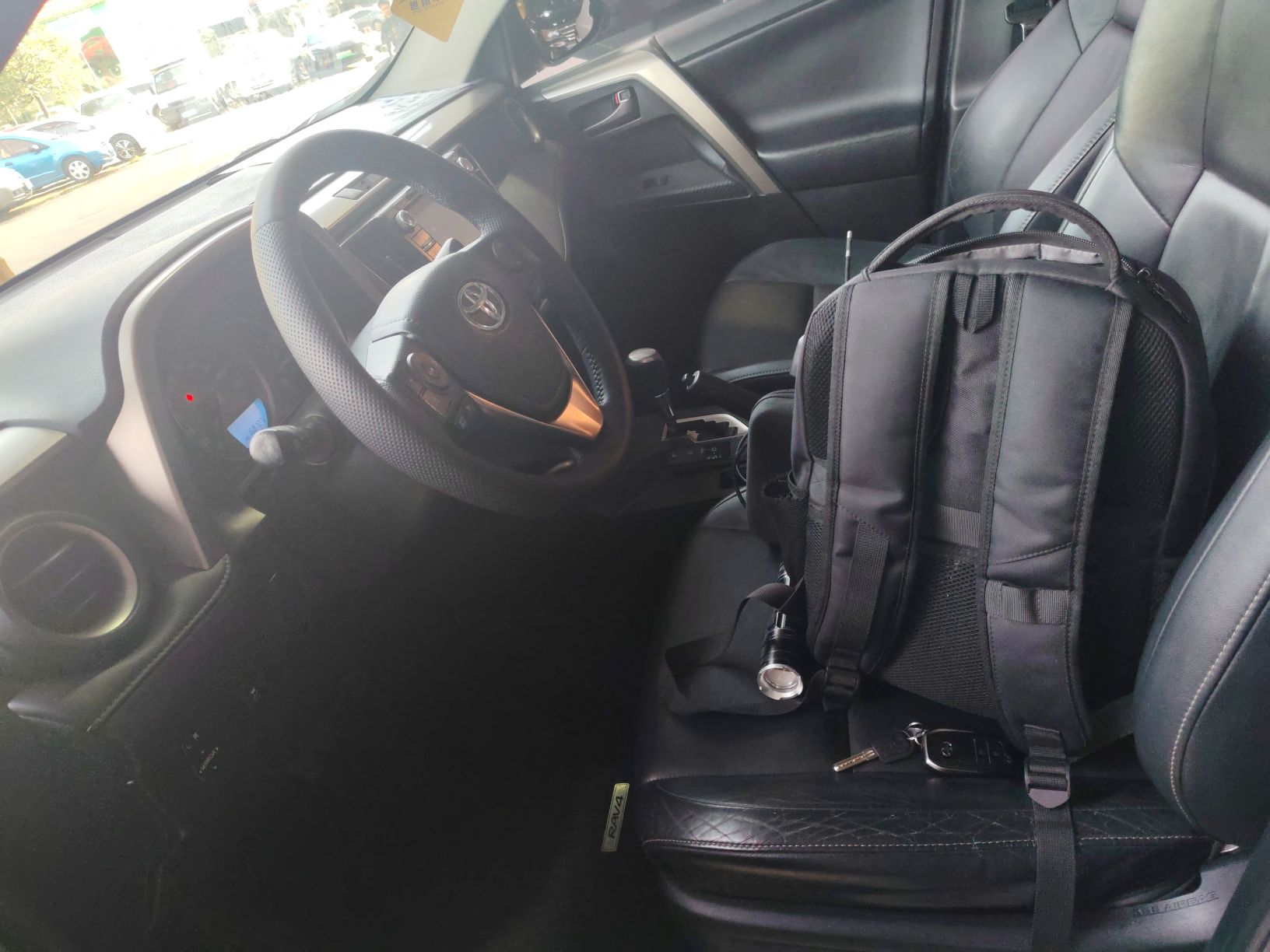 المقاعد الأمامية داخل السيارة