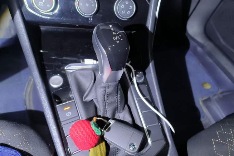 Used Volkswagen Sagitar 2022 280TSI DSG Flyover Edition Gear Lever