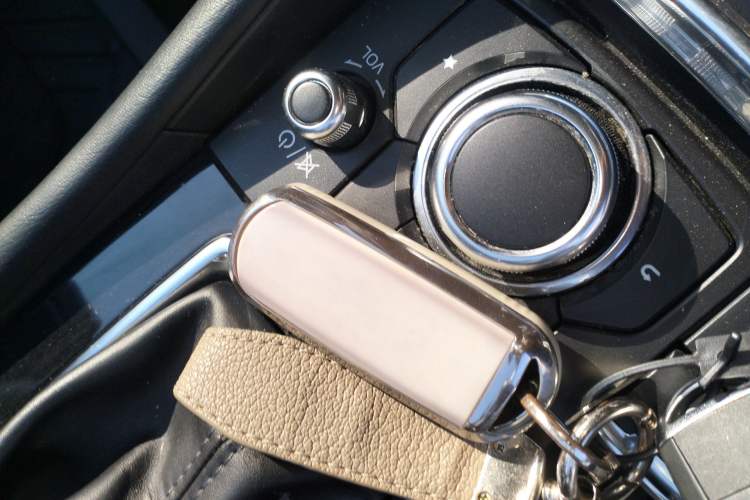 Used Mazda 3 Axela 2017 Hatchback 1.5L Automatic Luxury Model Emission Standard China V Vehicle Key