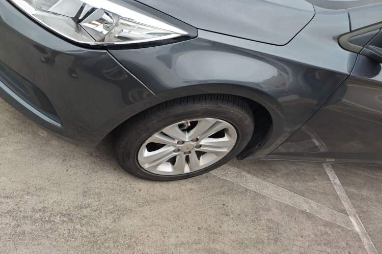 Used Chevrolet Cruze 2015 1.5L Automatic Fashion Navigation Edition Left Front Wheel Hub