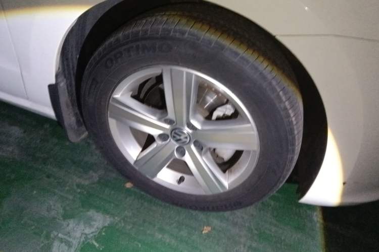 Used Volkswagen Golf Sportsvan 2016 1.6L Automatic Comfort Model Right Front Wheel Hub