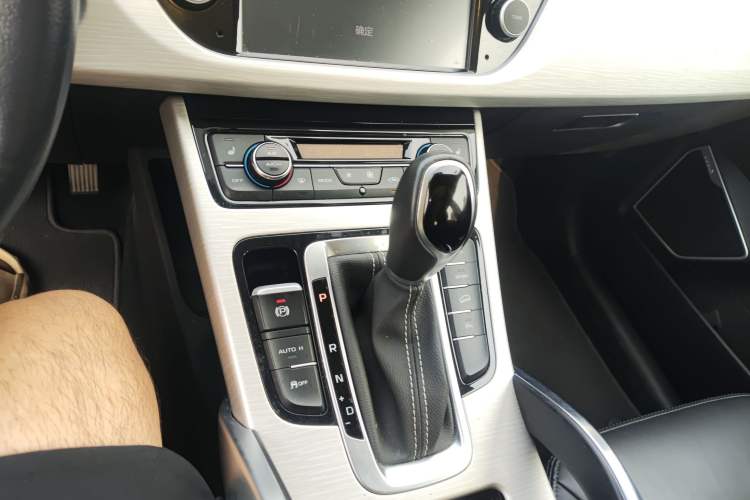 Used Geely Auto Emgrand X7 Sport 2018 1.8TD Automatic Two-Wheel Drive Smart Connect 4G Internet Edition
