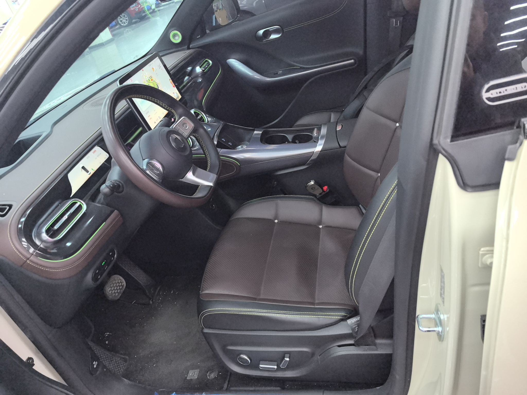 المقاعد الأمامية داخل السيارة