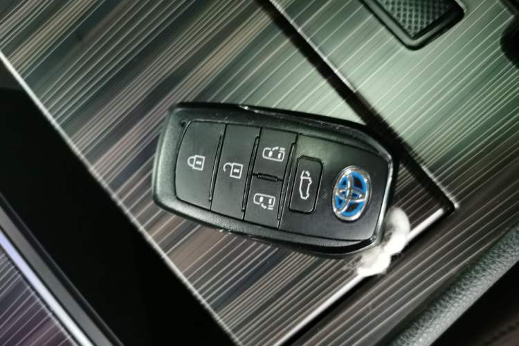 Used Toyota Granvia 2022 2.5L Hybrid Flagship Edition
