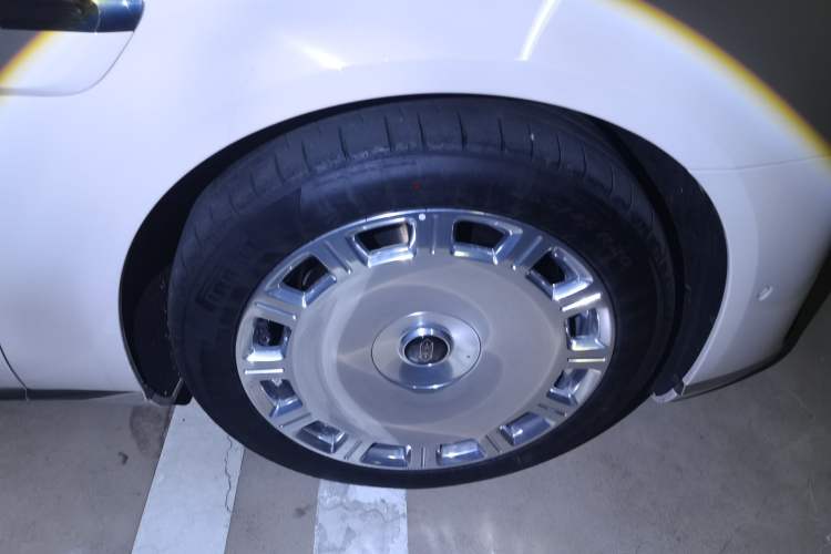 Used Hima S800 2025 Model, Range-Extended Starlight Premium Edition, 5 Seats Right Front Wheel Hub