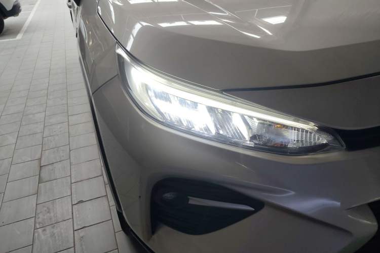 Used Toyota Wildlander 2020 Dual-Engine 2.5L E-CVT Two-Wheel Drive Leading Edition Right Front Headlight