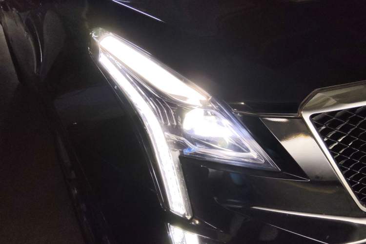 Used Cadillac XT5 2024 2.0T All-Wheel-Drive Luxury Version (Hummingbird Edition) Right Front Headlight