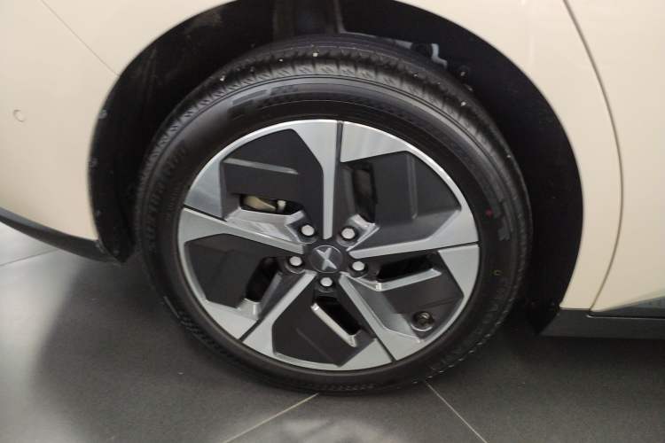 Used XPeng MONA M03 2024 620 with Ultra-Long Range Right Rear Wheel Hub