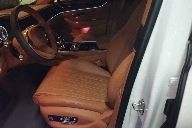 Used Bentley Flying Spur Plug-in Hybrid 2022 2.9T V6 Hybrid Left Front Seat