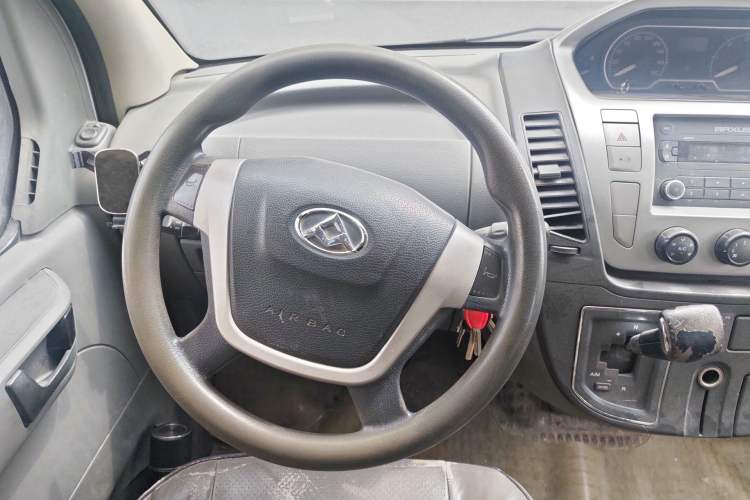 Used SAIC MAXUS Xintu V80 2017 2.5T AMT Aoyuntong National V Short Wheelbase Ultra-Low Roof 5/6/10-Seater
