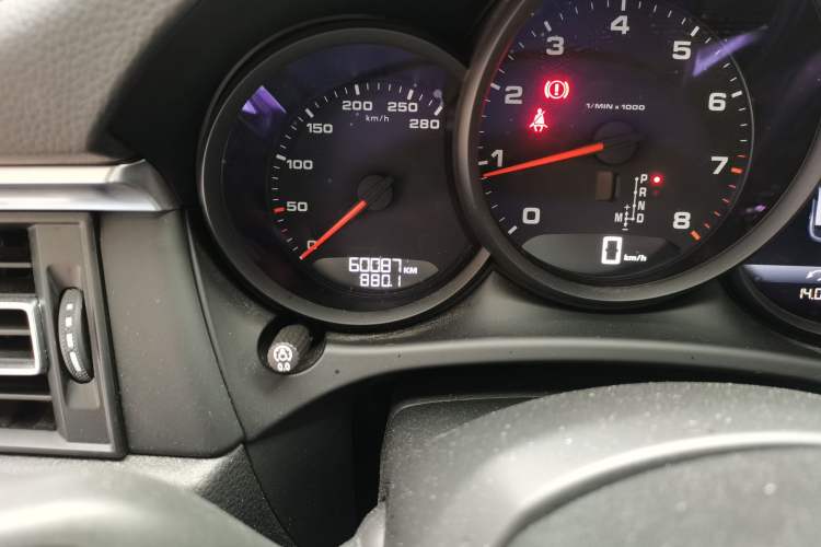 Used Porsche Macan 2020 Macan 2.0T Odometer Close Up