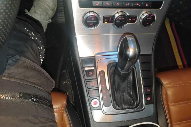 Used Volkswagen FAW-Volkswagen CC 2013 2.0 TSI Luxury Model Gear Lever