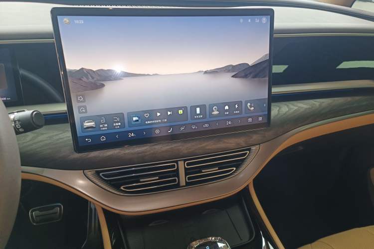 Used Denza D9 2025 DM-i Smart Drive 1020 Four-Wheel Drive Premium Model