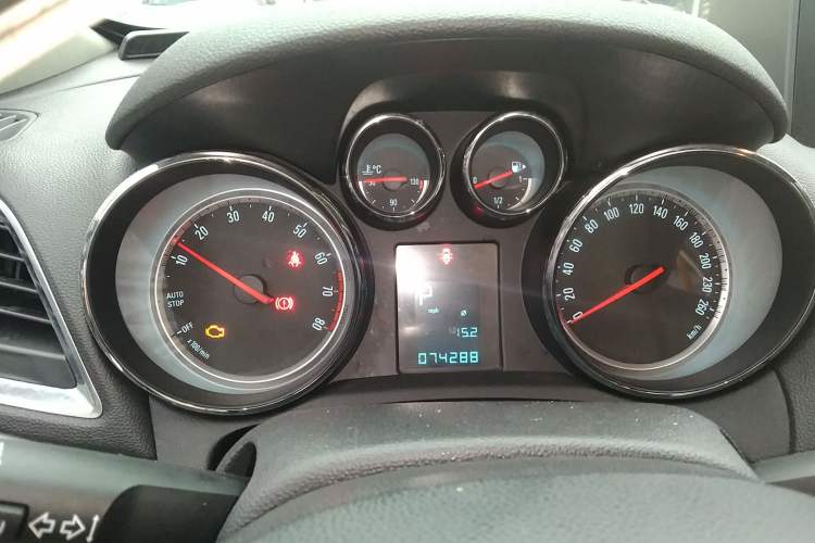 Used Buick Encore 2015 1.4T Automatic Two-Wheel Drive Urban Elite Version Instrument Cluster
