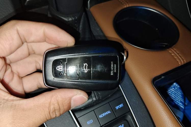 Used Toyota Avalon 2019 Dual-Engine 2.5L XLE Prestige Version China VI Standard Vehicle Key