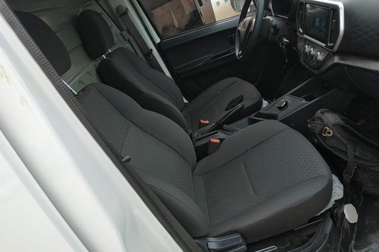 Used CHANGAN KAICHENG Ruixing EM80 2025 Model Commercial Version Standard 2-Seater 300 km Liftgate Right Front Seat