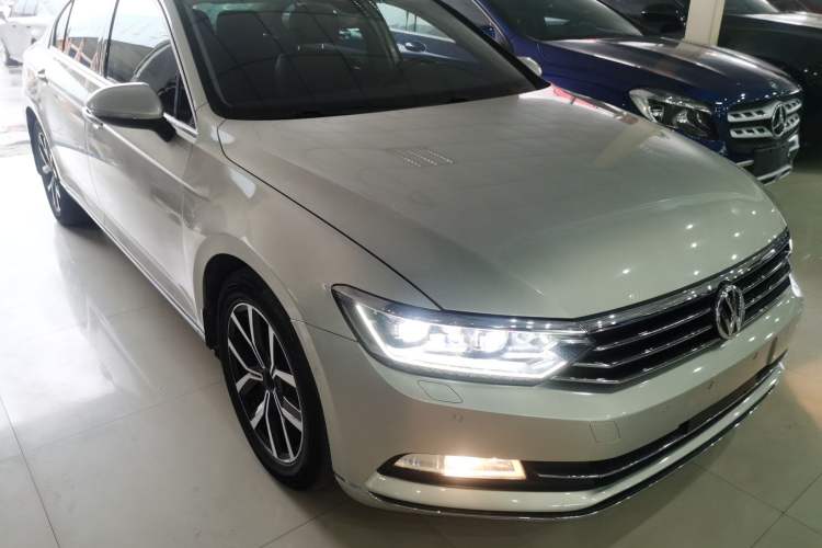 Used Volkswagen Magotan 2017 330TSI DSG Luxury Model Front Right 45 Deg