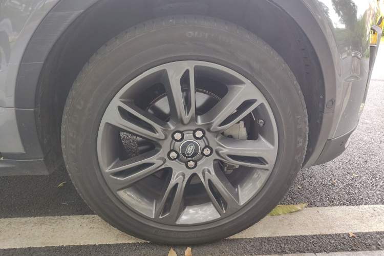 Used Land Rover Range Evoque 2018 240 PS Dream Lotus Lake Blue Limited Edition Right Front Wheel Hub