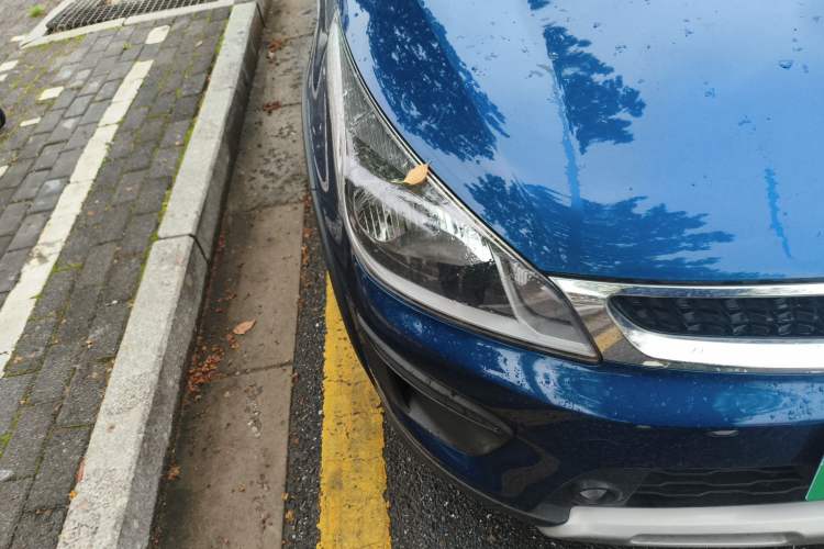 Used Kia KX Cross 2017 1.4L AT GLS Right Front Headlight