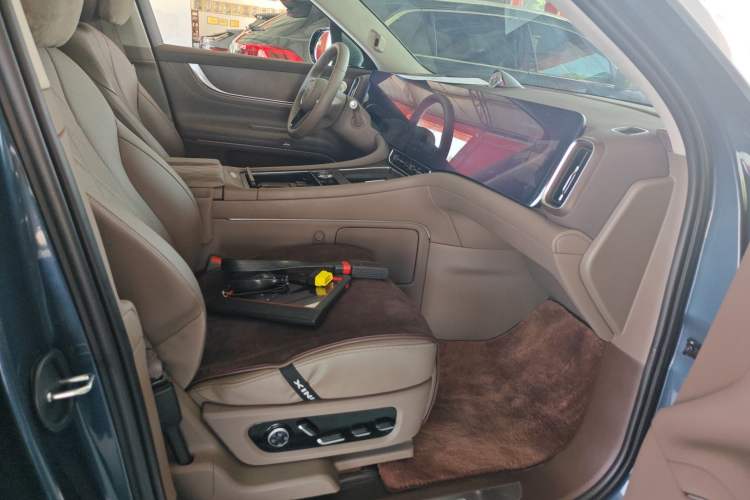 Used Hima AITO M9 2024 Range-Extended Ultra Version 52 kWh 5-Seater Model Right Front Seat