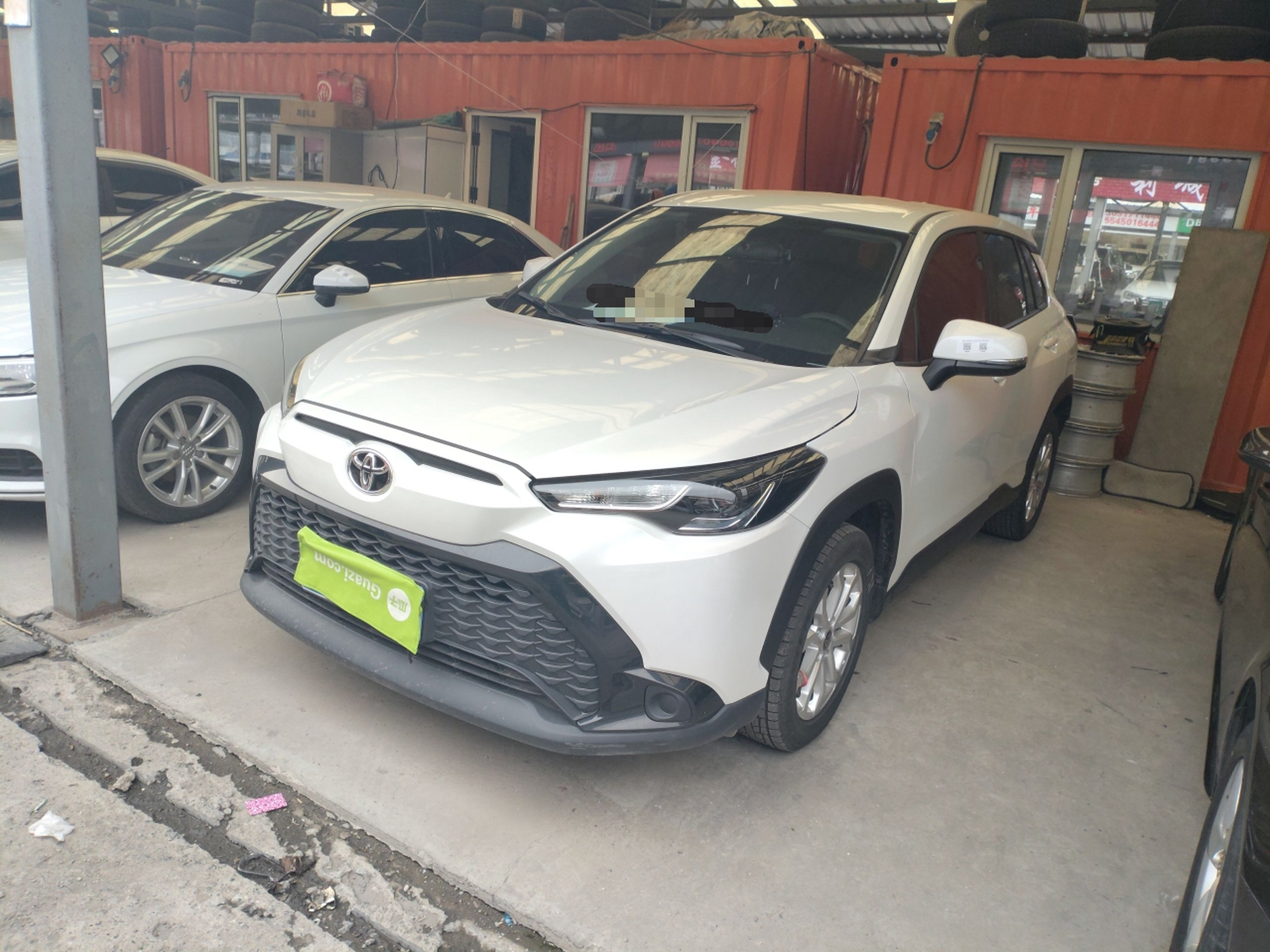 تحت مقدمة السيارة