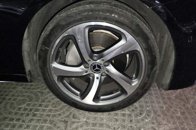 Used Mercedes-Benz E-Class 2018 Restyled E 300 L Sporty and Stylish Edition Right Front Wheel Hub