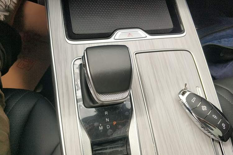 Used Hongqi HS5 2025 2.0T Two-Wheel Drive Flagship Pro Edition Gear Lever