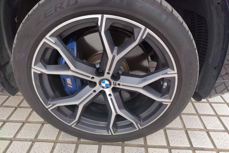 Used BMW X5 2019 xDrive40i Luxury Model with M Sport Package Right Front Wheel Hub