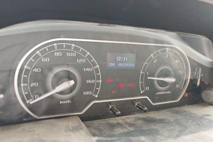 Used SAIC MAXUS Xintu V80 2019 2.5T Classic Edition 6-Speed Manual – Aoyuntong Modified Version Short Wheelbase Mid-Height Roof 5/6 Seats
