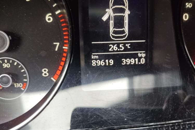 Used Volkswagen Magotan 2015 1.8TSI Luxury Model Odometer Close Up