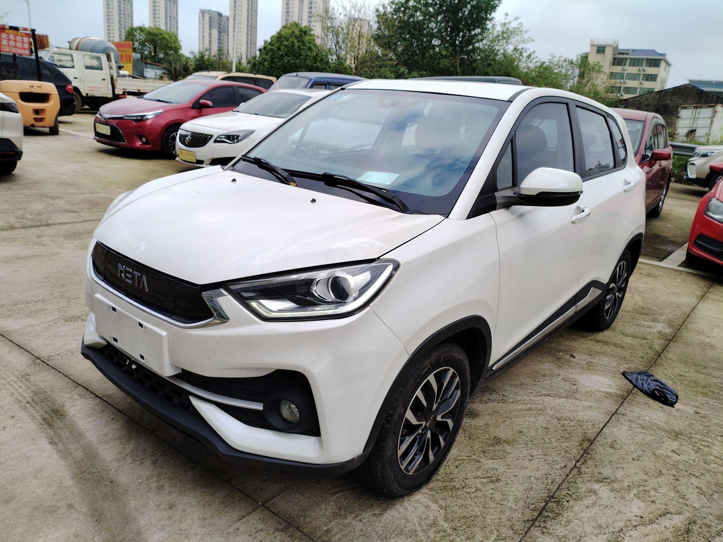 Под передней частью автомобиля