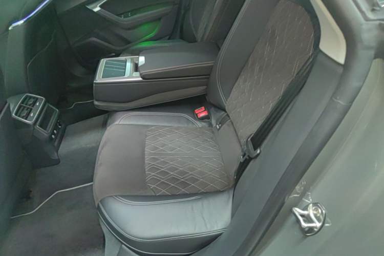 Used Audi A7L 2024 45TFSI quattro S-line Visionary Edition Flow Crystal Package
