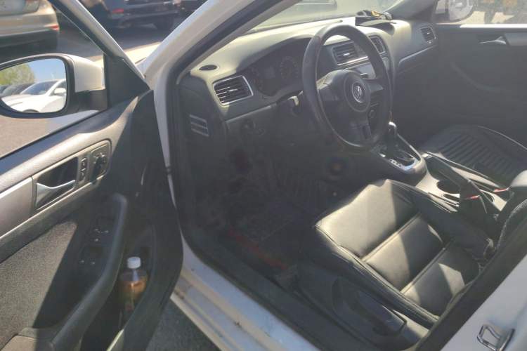 Used Volkswagen Sagitar 2012 1.6L Automatic Fashion Edition Driver Seat