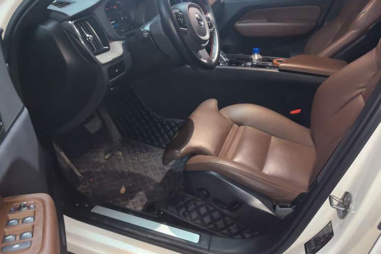 Used Volvo XC60 2023 B5 4x4 Smart Luxury Edition Driver Seat