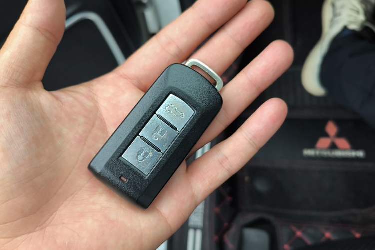 Used Mitsubishi Outlander 2018 2.4L 4x4 Luxury Edition 7-Seater
