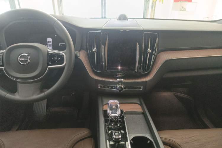 Used Volvo XC60 New Energy 2025 Plug-in Hybrid Long-Range All-Wheel Drive Smart Luxury Edition
