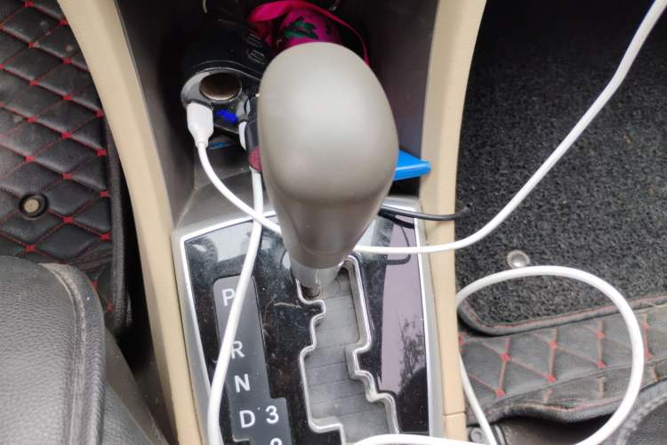 Used Hyundai Verna (older generation) 2010 Sedan 1.4L Automatic Luxury GLS Trim Gear Lever