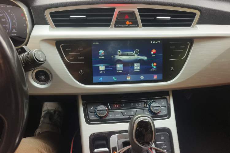 Used Geely Auto Emgrand X7 Sport 2018 1.8TD Automatic Two-Wheel Drive ZhiZun Model with 4G Connectivity Audio And AC Panel