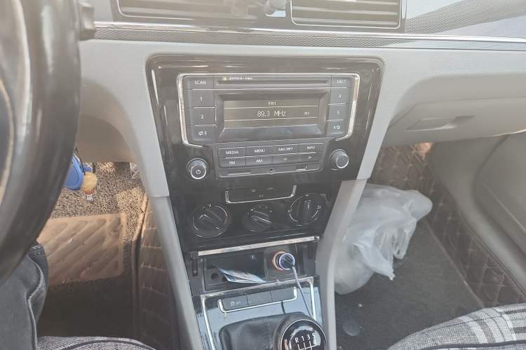 Used Volkswagen Bora 2014 1.6L Manual Fashion Edition Audio And AC Panel