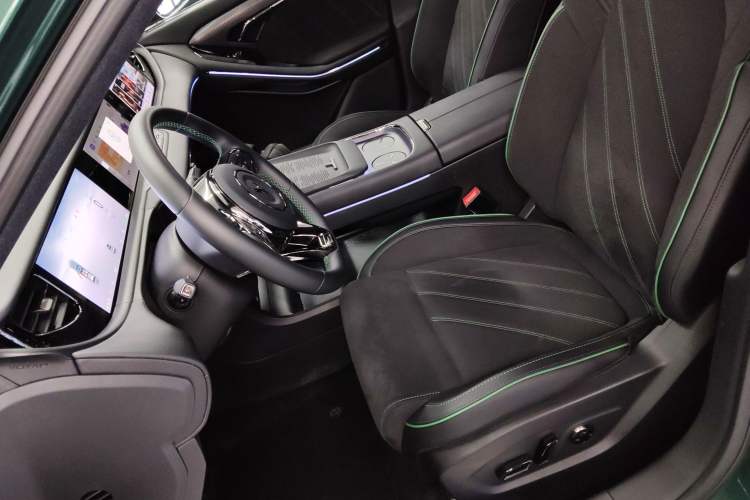 Used VOYAH FREE 2025 318 259 km All-Wheel-Drive Exploration Edition
