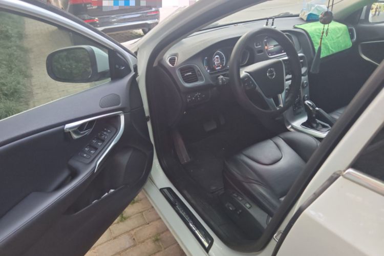 Used Volvo V40 2018 T3 Zhiya Edition
