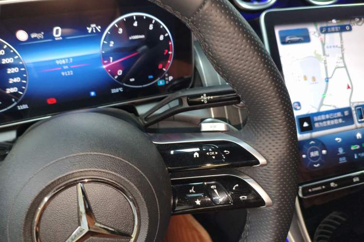 Used Mercedes-Benz GLC 2023 GLC 260 L 4MATIC Luxury 7-Seater Gear Lever