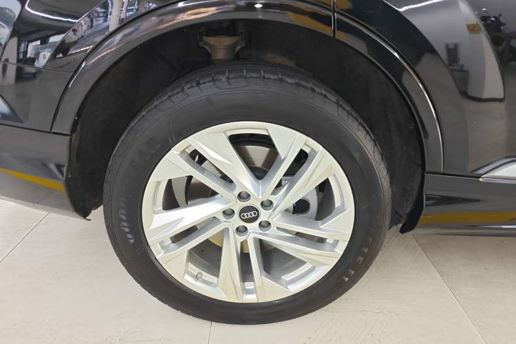 Used Audi Q7 2023 45 TFSI quattro S line Sport model
