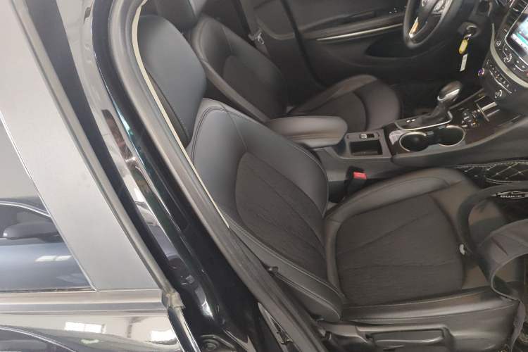 Used Buick Verano 2019 Sedan 20T Dual-Clutch Leading Model Right Front Seat