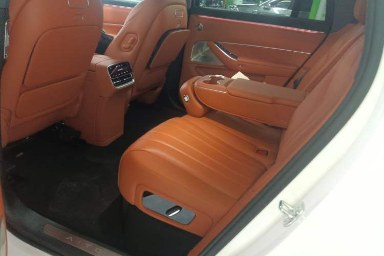 Used Hima AITO M8 2025 Extended-Range Ultra Version 53.4 kWh 5-Seater Edition Left Rear Seat