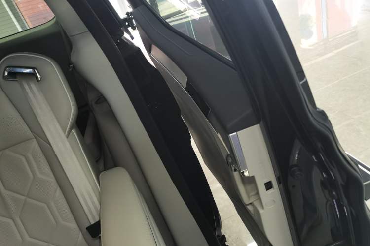 Used Volvo EM90 2025 Ultra Six-Seater
