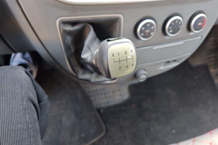 Used SAIC MAXUS Xintu V80 2018 2.5T 6-Speed Manual Aoyuntong Short Wheelbase Mid-Height 5-6 Seater