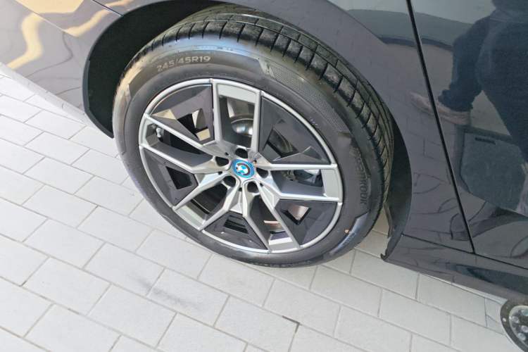 Used BMW i5 2024 eDrive 35L Prestige Luxury Package Right Rear Wheel Hub