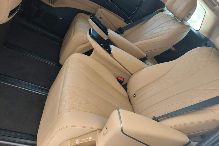 Used Denza D9 2025 DM-i Intelligent Drive 1020 Four-Wheel Drive Flagship Model Left Rear Seat