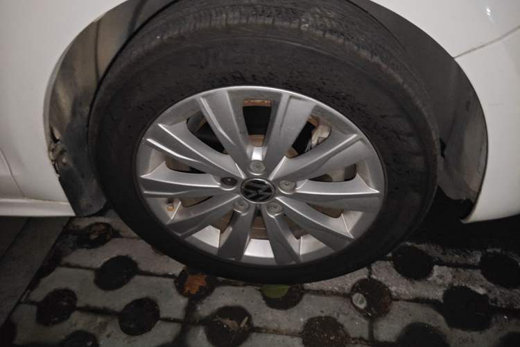 Used Volkswagen Sagitar 2014 1.4TSI Automatic Luxury Model Right Front Wheel Hub